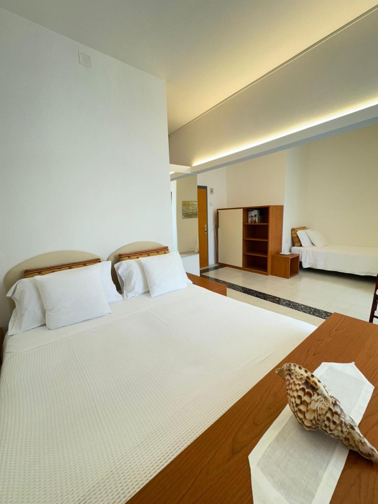 Hotel Pinocchio Cattolica Esterno foto